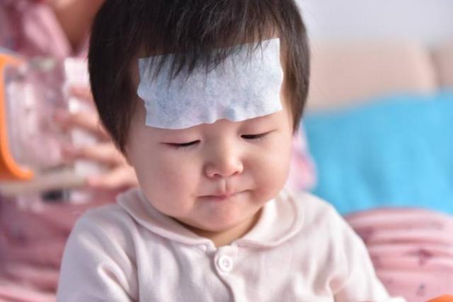 孩子睡觉踢被子，除了热，还可能和这2个情况有关，别忽视