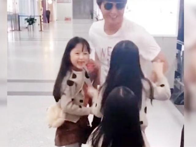 三个漂亮闺女来接机，这位爸爸实在是太幸福，羡煞旁人