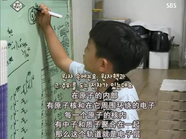 8岁男孩半小时默出整张元素周期表，连大学教授都邀请他去听课，了不起的孩子背后更是了不起的父母