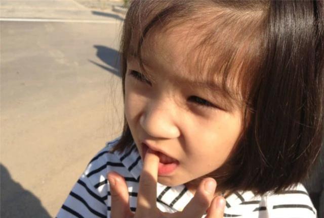 孩子总爱“啃指甲”，无非2大原因，家长要正确处理
