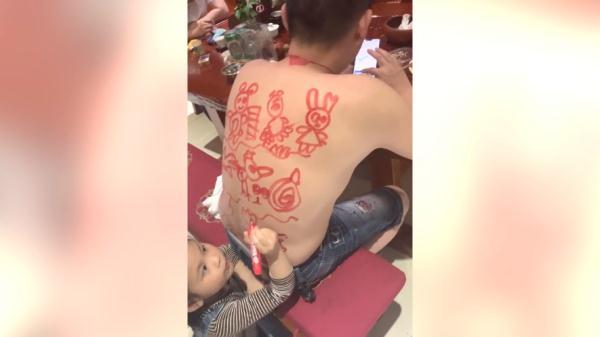 宝宝在老爸背上画画，爸爸一动也不敢动，网友：这画功可以
