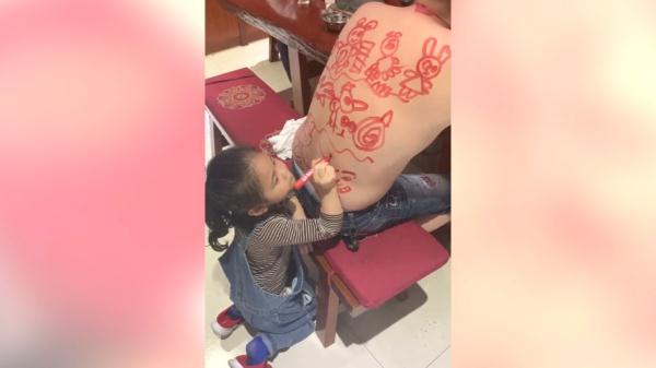宝宝在老爸背上画画，爸爸一动也不敢动，网友：这画功可以