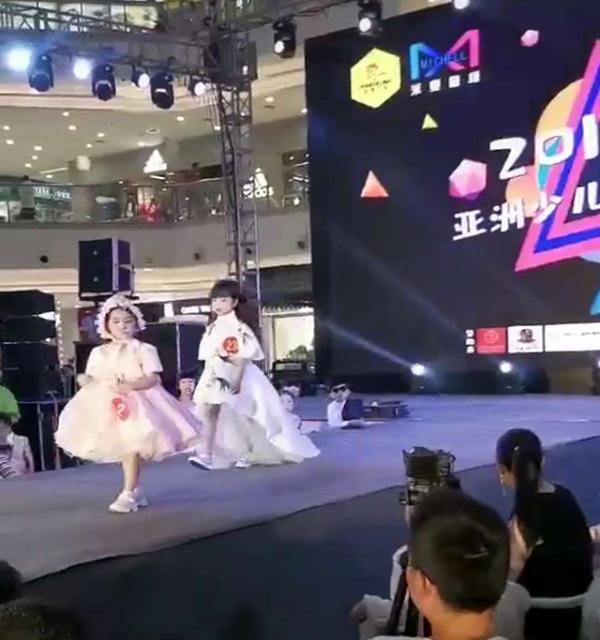 “最迷茫宝宝”火了，参加走秀比赛忘了怎么走，呆萌可爱笑翻全场
