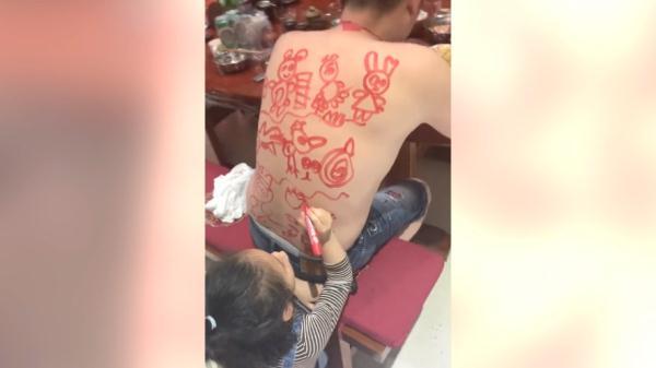 宝宝在老爸背上画画，爸爸一动也不敢动，网友：这画功可以