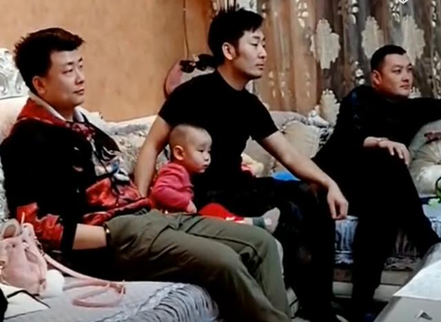 三个大男人扭不过一个穿尿不湿的，看到电视那一刻，忍不住想笑