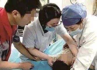 3岁宝宝吃樱桃窒息，用手抠不出！妈妈教科书式操作救了宝宝一命