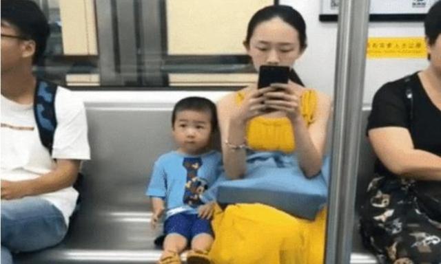 4岁男孩坐地铁走红，姿势乖巧端庄，这才是真正的有教养