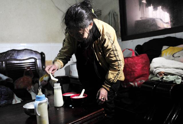 “孩子光喝奶吃不饱的”，婆婆过早的辅食添加，引发宝宝肾结石