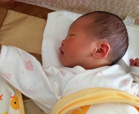 新生儿不满三个月，妈妈要牢记4个护理要点，对宝宝发育好