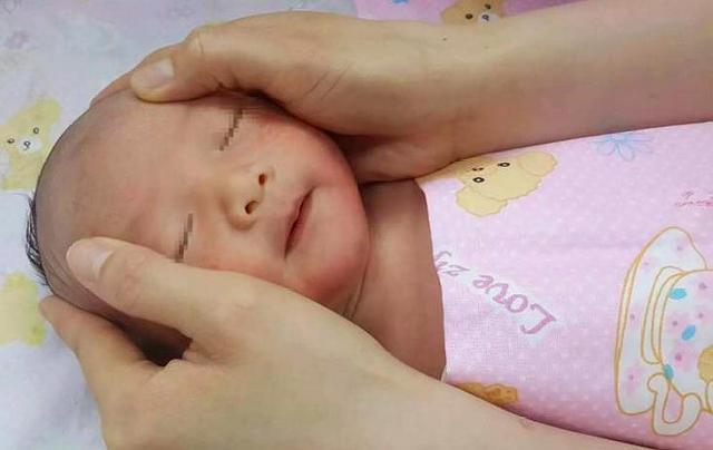 一岁内的宝宝，妈妈经常摸一摸这3个部位，也许能让宝宝更机灵