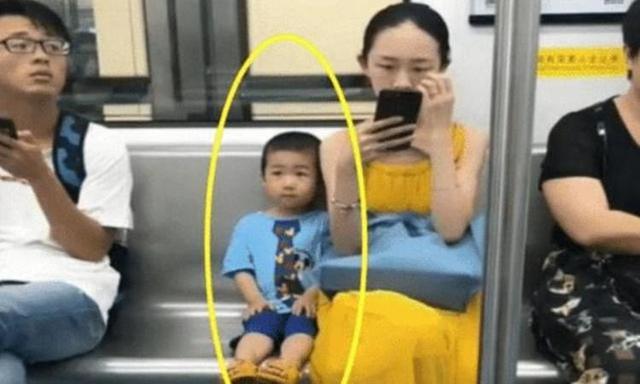 4岁男孩坐地铁走红，姿势乖巧端庄，这才是真正的有教养