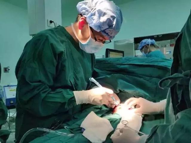 刚出生的宝宝一喝奶肚子就鼓成球，打开腹腔吓一跳：一股气体喷出