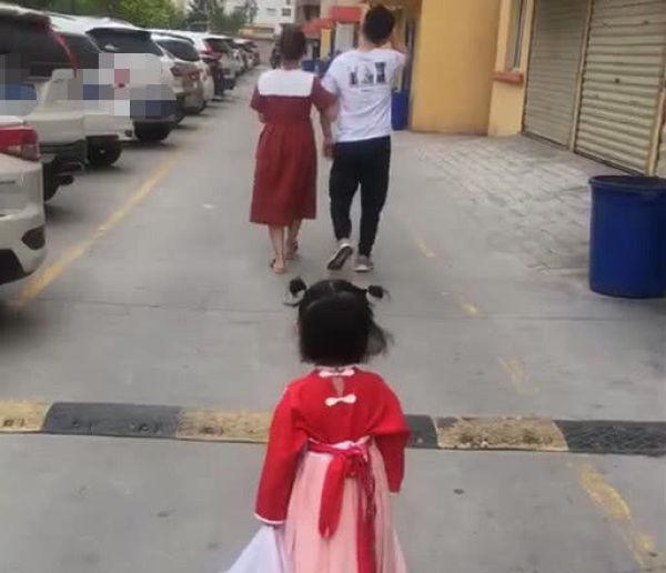 “佛系夫妻”带娃出门火了，萌娃心塞塞：这是人干的事吗？