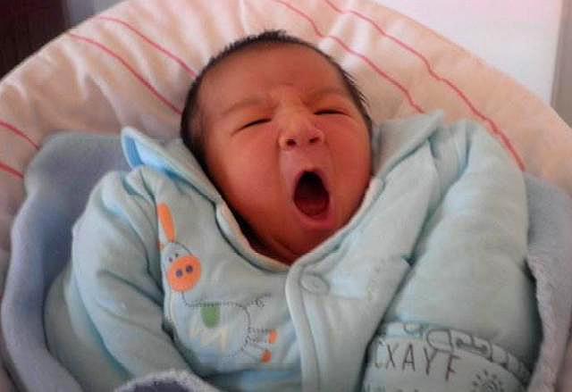 新生儿不满三个月，妈妈要牢记4个护理要点，对宝宝发育好
