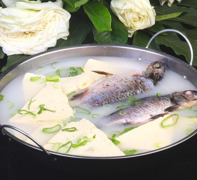 鲫鱼豆腐汤的做法，孕妈妈的下奶神器，不要催乳师啦
