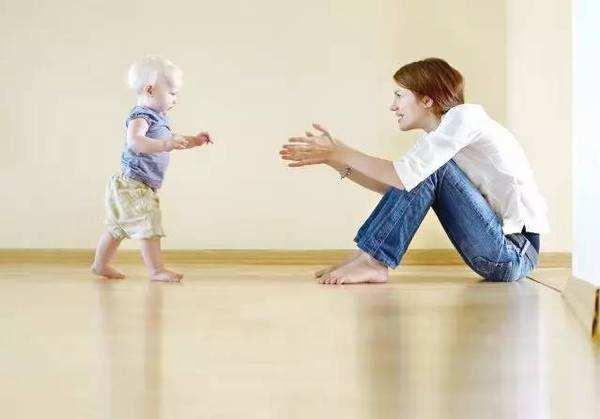 想要宝宝走的又好又快，科学训练宝宝抬头、坐、爬、站很重要