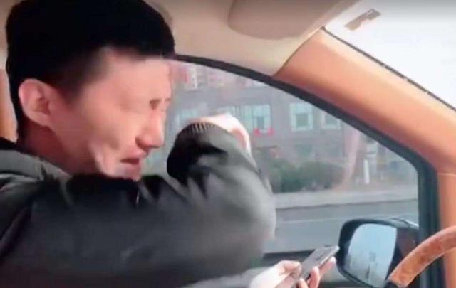 送孩子上幼儿园，爸爸的情绪似乎激烈过头了？网友：大家都一样