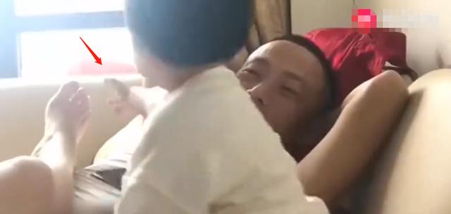 妈妈故意把腿靠在老公身上，接下来小女儿的反应，让爸爸笑抽了