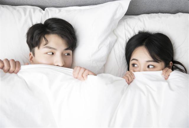 有了孩子后，年轻夫妇“分房睡”，孩子的变化令人心酸
