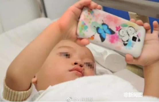 2岁女娃近视高达900度，医生称是玩手机所致，网友不认同