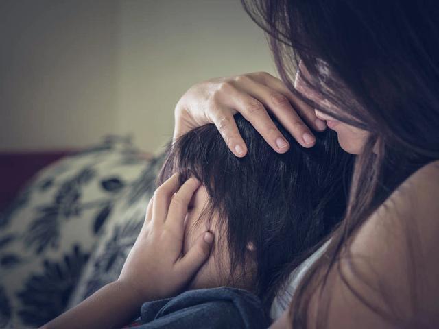 “妈妈家的叔叔打了我”5岁女童被打致残：别让你的过错害了孩子