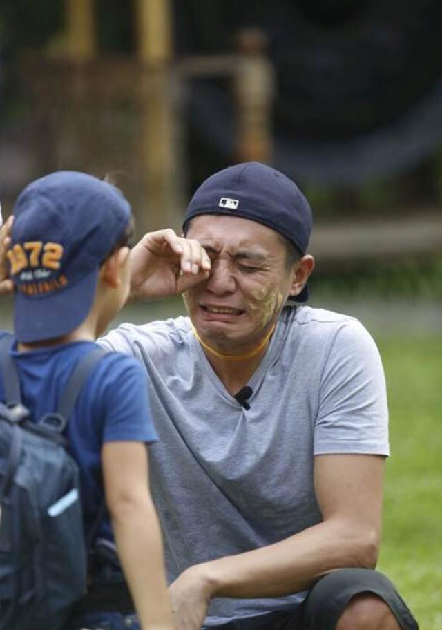送孩子上幼儿园，爸爸的情绪似乎激烈过头了？网友：大家都一样