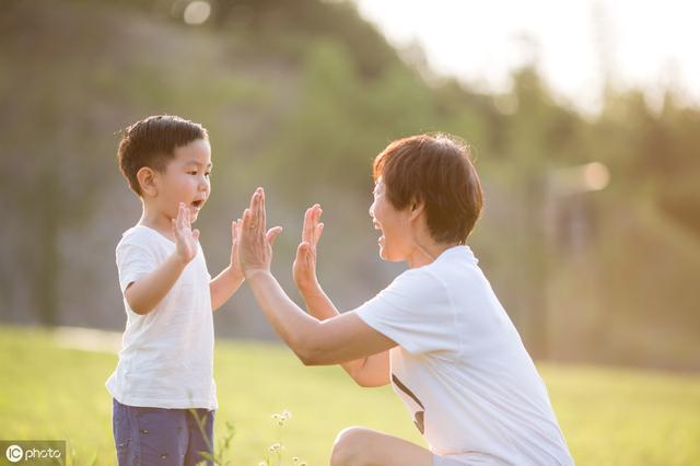 “妈妈，我喜欢一个女同学”两位妈妈地回答，决定孩子不同的未来