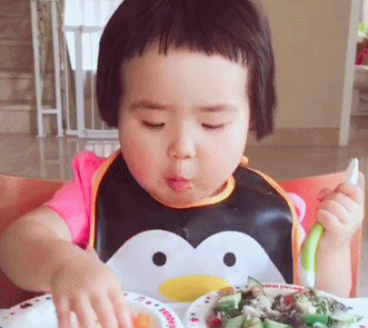 看网红小吃货都看饿了，为何我家宝宝还是吃饭困难户？