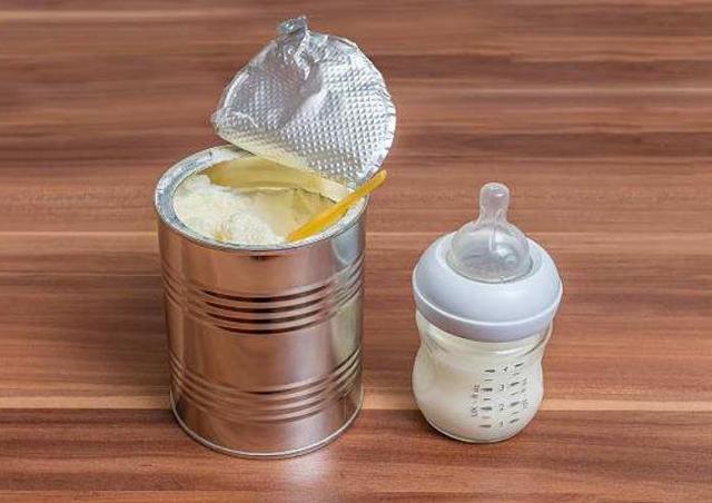 你给宝宝冲奶粉时，是先放奶粉，还是先倒水？先后顺序很关键