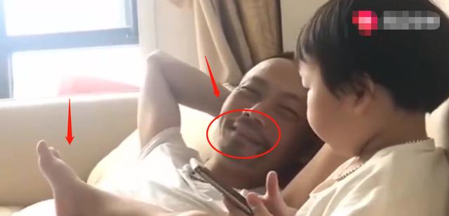 妈妈故意把腿靠在老公身上，接下来小女儿的反应，让爸爸笑抽了