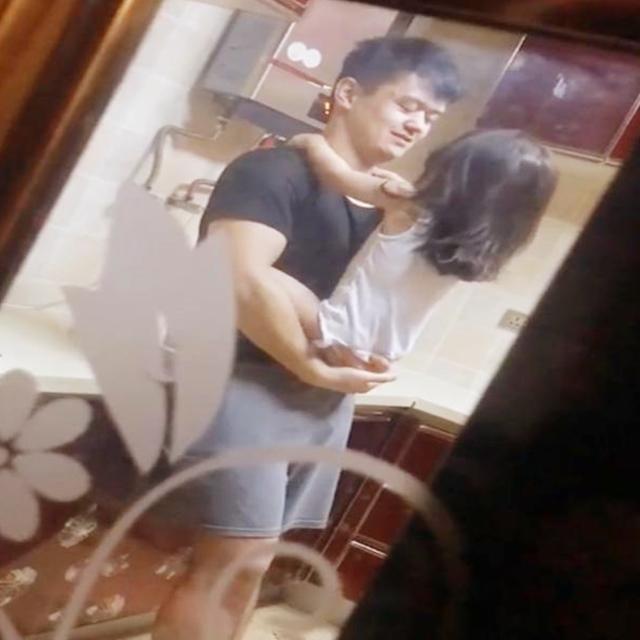 妈妈回家顺着声音，在厨房找到父女俩，看到这一幕宝妈心情复杂