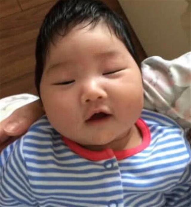 妈妈晒女儿出生时和5岁照片，看完网友无法淡定：这是同一个人？