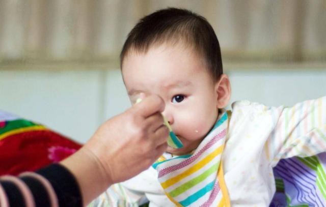 家长谨记：孩子没过2岁，这3种辅食别碰，越喂脾胃越虚弱