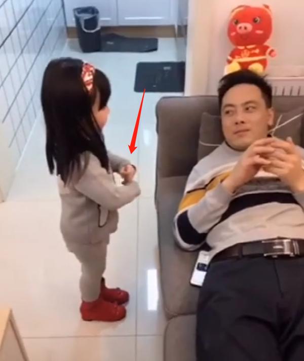 “爸爸，爸爸请你放下手机”，接下来女儿的动作，让父亲陷入深思