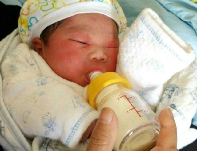 喂奶后拍了嗝，为什么宝宝还是吐奶？可能和这3个情况有关