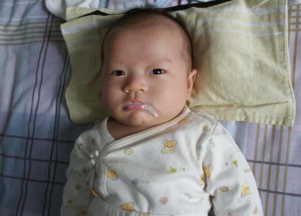 喂奶后拍了嗝，为什么宝宝还是吐奶？可能和这3个情况有关