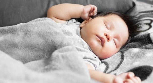 孩子喜欢攥着被角睡？这些萌萌的“小癖好”，宝妈该不该纠正呢？