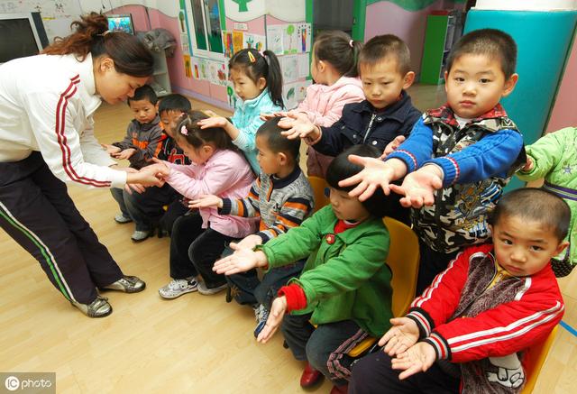 “妈妈，幼儿园男生摸我”，面对“低龄性骚扰”，这做法值得借鉴