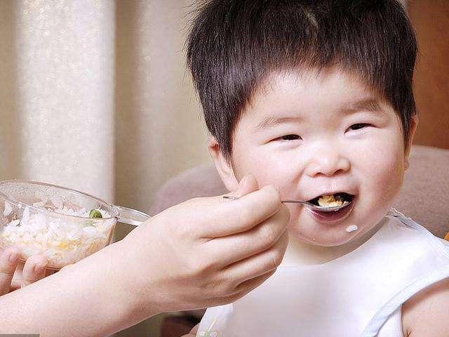儿科医生：掌握4个要点，娃吃辅食聪明又健康，家长别再坑娃了