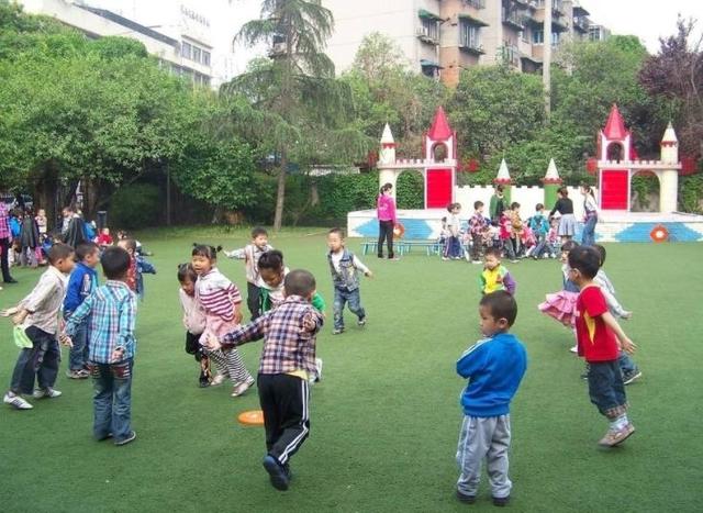 幼儿园11点吃午饭，很多家长纷纷质疑，老师给出3个解释