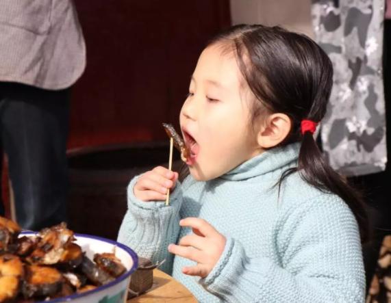 6岁之前，管住孩子的嘴，儿科医生：这4种东西，小孩子越吃越伤