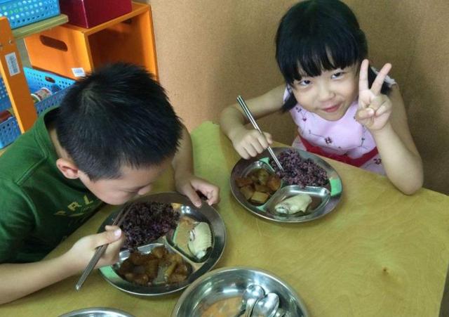 幼儿园11点吃午饭，很多家长纷纷质疑，老师给出3个解释