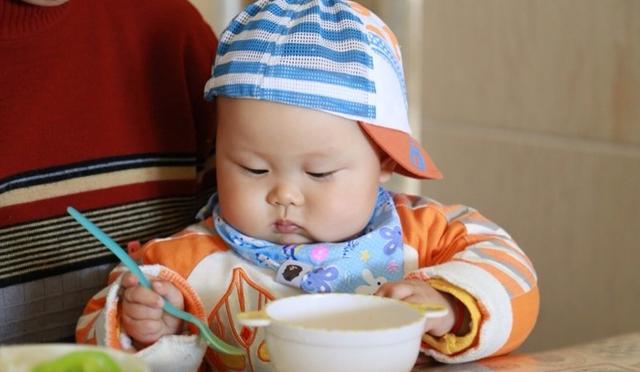 家长谨记：孩子没过2岁，这3种辅食别碰，越喂脾胃越虚弱
