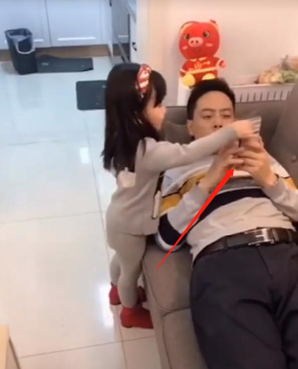 “爸爸，爸爸请你放下手机”，接下来女儿的动作，让父亲陷入深思