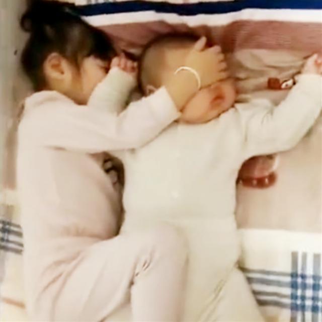 姐弟情深，从这些“奇葩”睡姿就能看出来，一言不合就“腿锁喉”