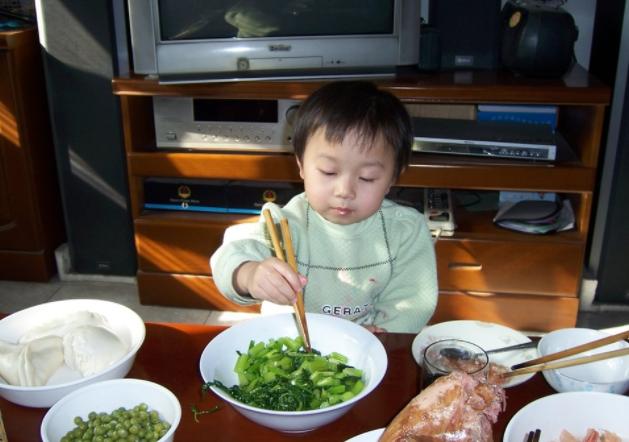 劝告：娃不满4岁，3种饭别喂，容易积食伤脾胃，家长别不当回事