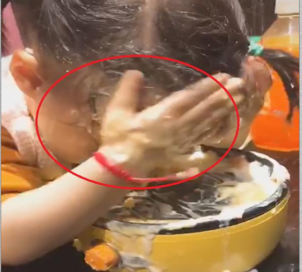 宝宝自己吃饭“糊”了一脸，宝妈哭笑不得，网友：每天换N遍衣服