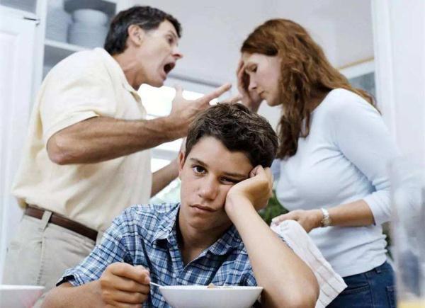 “爸爸妈妈求求你们别再吵架了”，在孩子面前吵架，影响有多大？