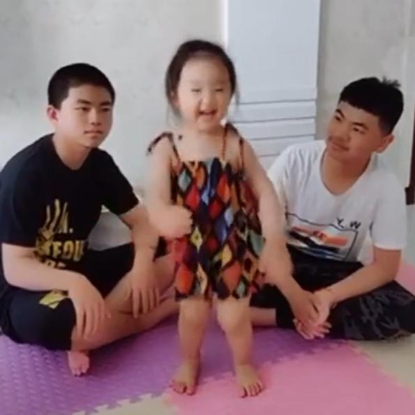 双胞胎哥哥有了亲妹妹，在一起的画风是这样的，甜到齁了