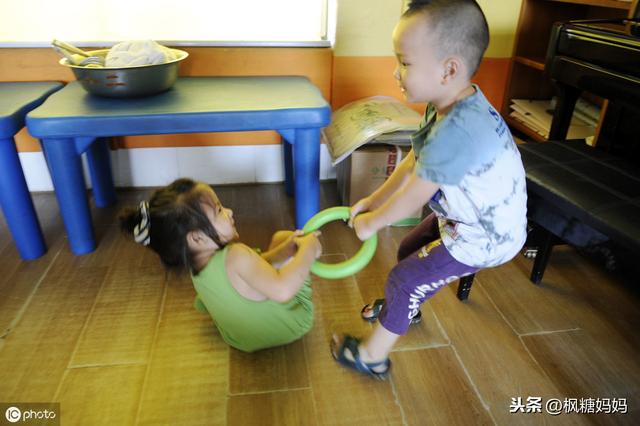 孩子东西被拿走，家长该不该帮他抢回来？别谦让成“低自尊”人格
